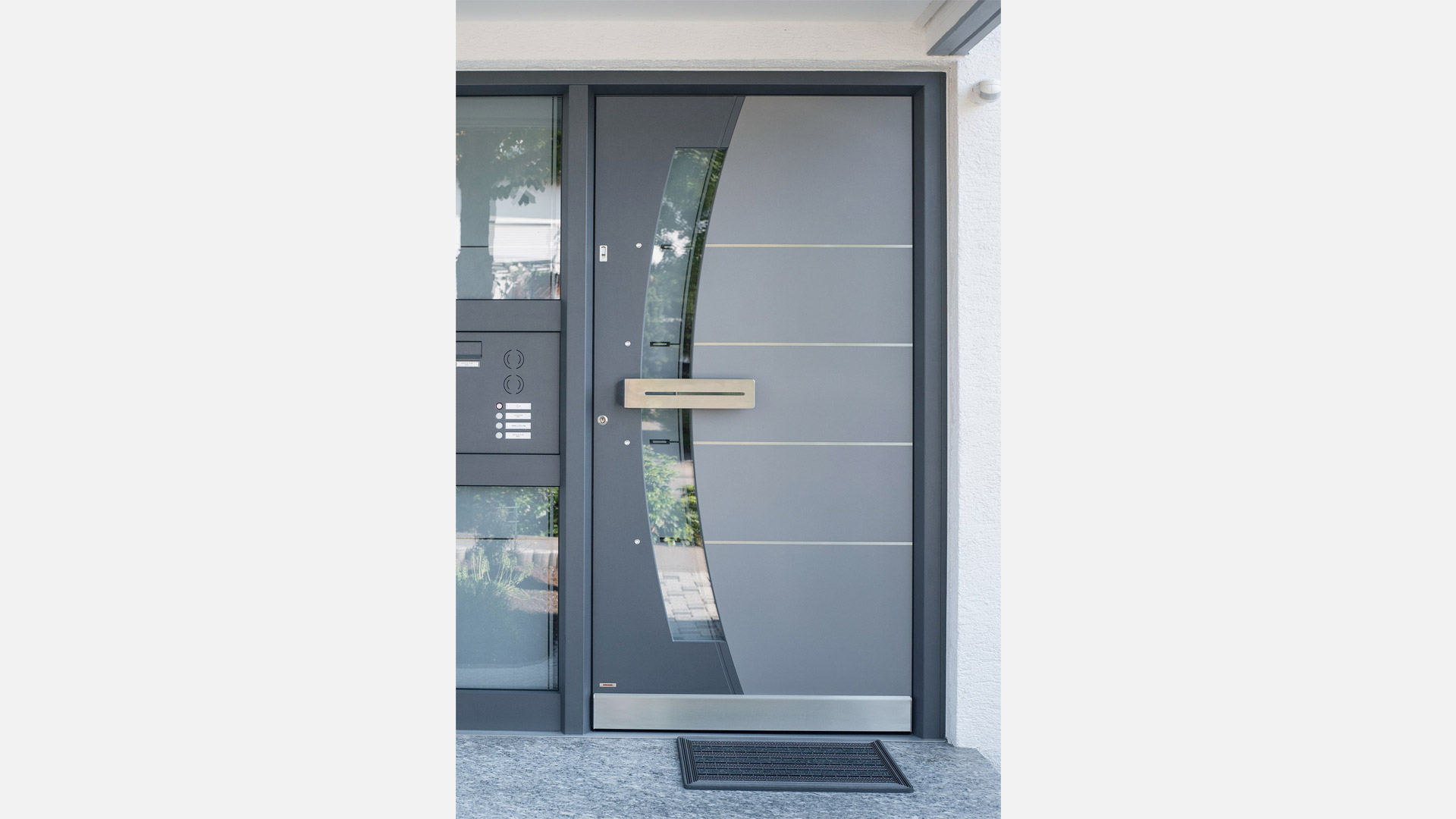 Eingangsanlage aus Aluminium mit integrierter Briefkastenanlage